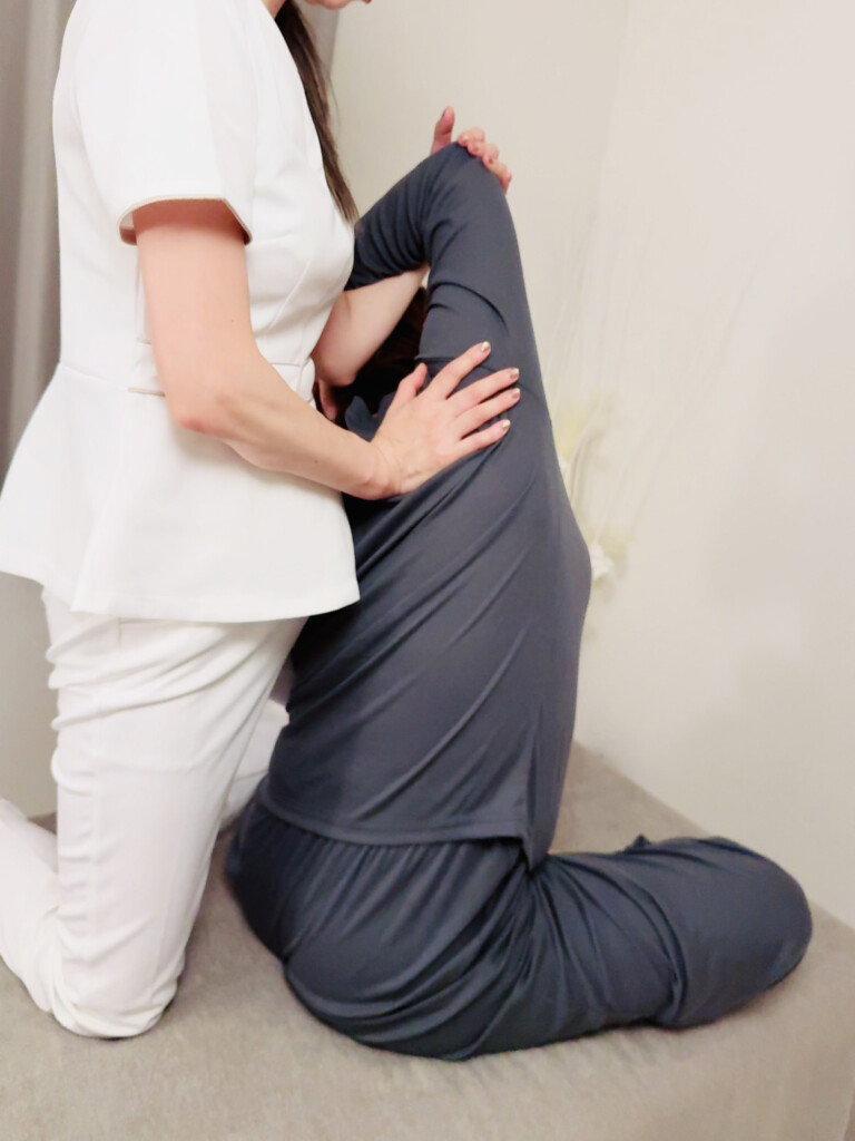 リラクゼーションサロンSignのオーナーが女性に施術している様子