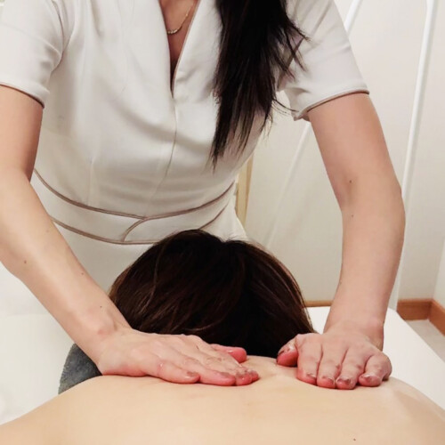 リンパドレナージュを受ける女性の背中